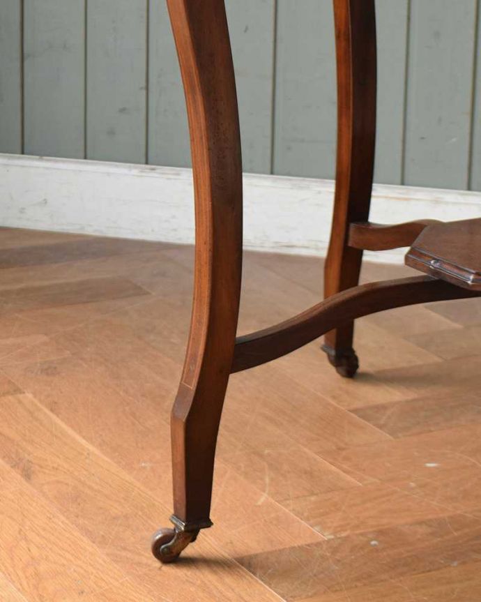 アンティークのテーブル　アンティーク家具　象嵌が入った贅沢なアンティーク家具、オケージョナルテーブル。脚先には･･･クルクル回転するキャスターが。(k-1892-f)