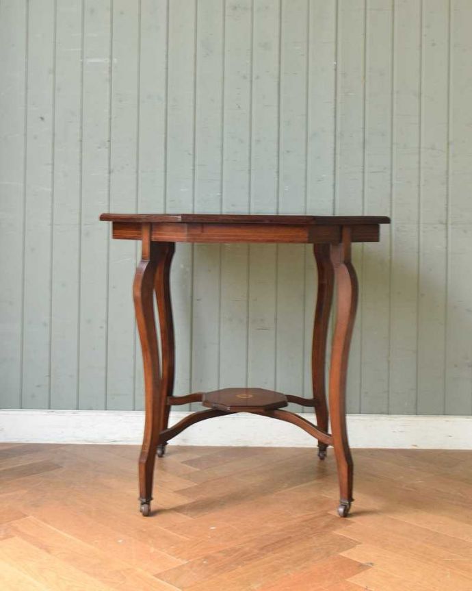 アンティークのテーブル　アンティーク家具　象嵌が入った贅沢なアンティーク家具、オケージョナルテーブル。クルッと回転。(k-1892-f)