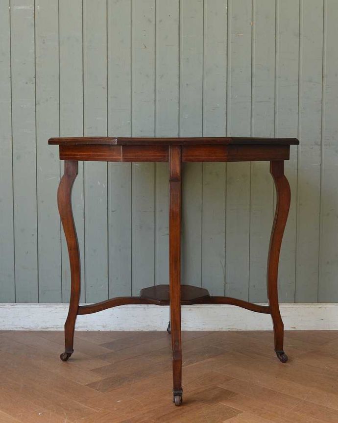 アンティークのテーブル　アンティーク家具　象嵌が入った贅沢なアンティーク家具、オケージョナルテーブル。しっかり修復しました！アンティークは新品ではないので、もちろん経年変化によるキズはありますが、専門の職人がしっかり修復してあるのでキレイです。(k-1892-f)