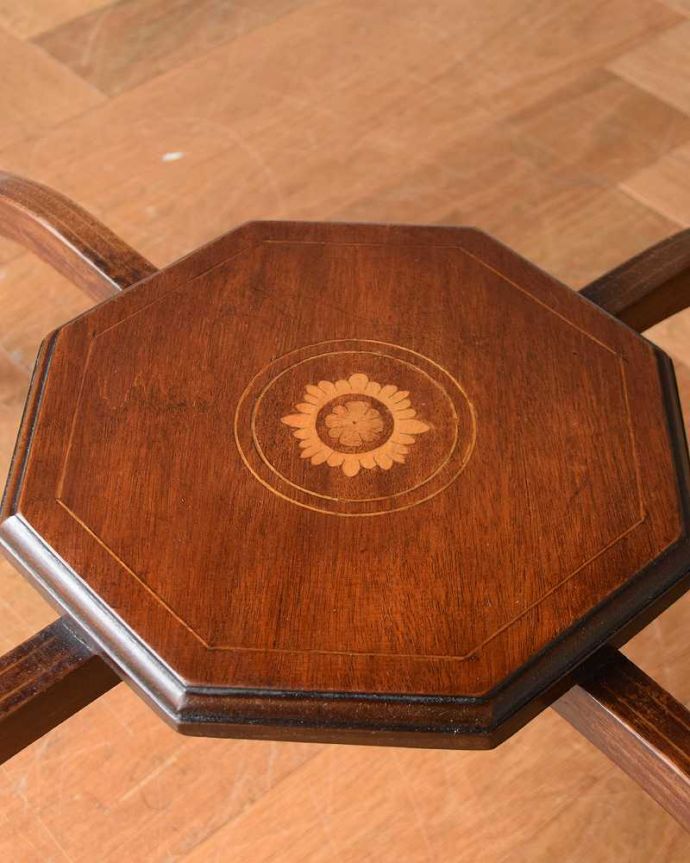 アンティークのテーブル　アンティーク家具　象嵌が入った贅沢なアンティーク家具、オケージョナルテーブル。上品で美しい象嵌象嵌とは模様に沿って異なる木材を埋め込んで絵を描いたものなんです。(k-1892-f)