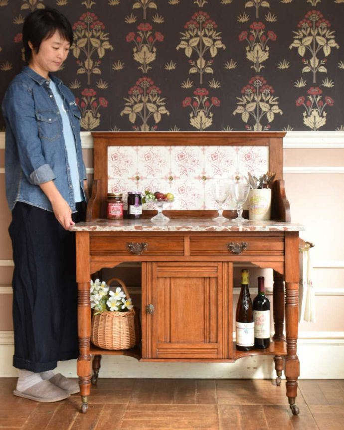 サイドボード　アンティーク家具　ピンクのタイルが可愛いウォッシュスタンド、サテンウッド材のアンティーク家具。アンティークでしか手に入らない家具まだ水道の発達していない時代に洗面所として必ず使われていたウォッシュスタンド。(k-1894-f)