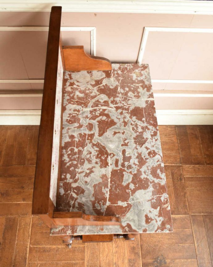 サイドボード　アンティーク家具　ピンクのタイルが可愛いウォッシュスタンド、サテンウッド材のアンティーク家具。天然大理石を使った贅沢な天板天板には女性の憧れ、天然の大理石が使われている贅沢な家具です。(k-1894-f)