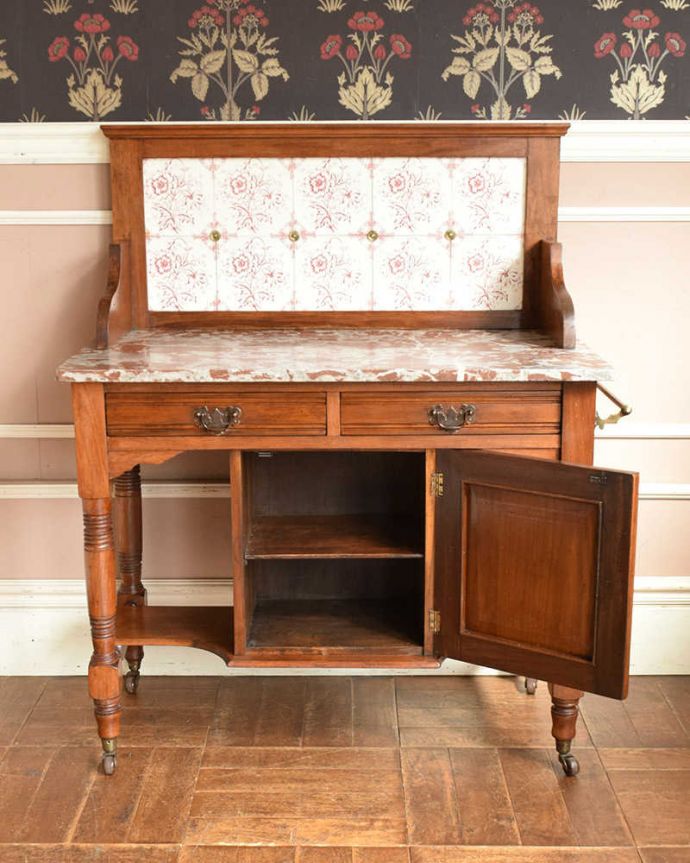 サイドボード　アンティーク家具　ピンクのタイルが可愛いウォッシュスタンド、サテンウッド材のアンティーク家具。扉を開いた中もキレイです。(k-1894-f)