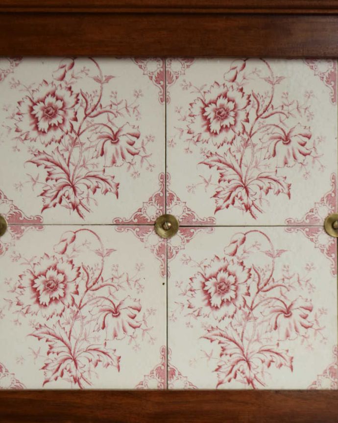 サイドボード　アンティーク家具　ピンクのタイルが可愛いウォッシュスタンド、サテンウッド材のアンティーク家具。アンティークだけが持つ独特の風合い美しい模様のアンティークタイルにうっとり･･･年月を経たアンティークタイルだけが持つ魅力を楽しんでください。(k-1894-f)