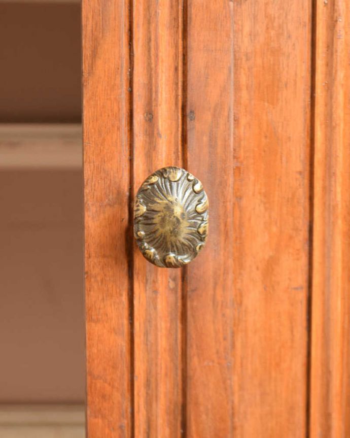 サイドボード　アンティーク家具　ピンクのタイルが可愛いウォッシュスタンド、サテンウッド材のアンティーク家具。扉の取っ手もステキアンティークらしい素敵なデザインが魅力。(k-1894-f)