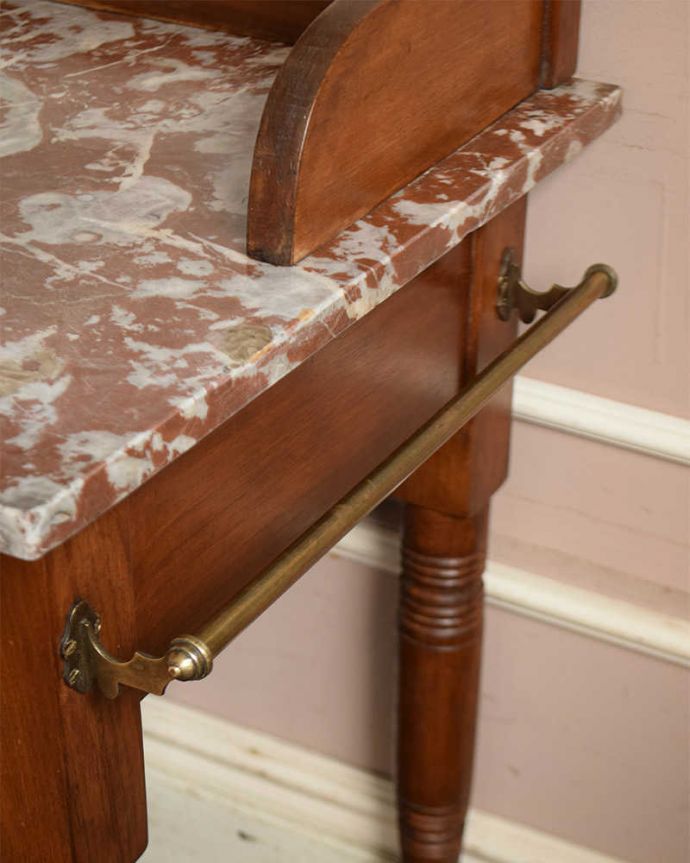 サイドボード　アンティーク家具　ピンクのタイルが可愛いウォッシュスタンド、サテンウッド材のアンティーク家具。タオルバーが付いています家具のサイドにはタオルを掛けていたタオルバーがキレイに残っていました。(k-1894-f)