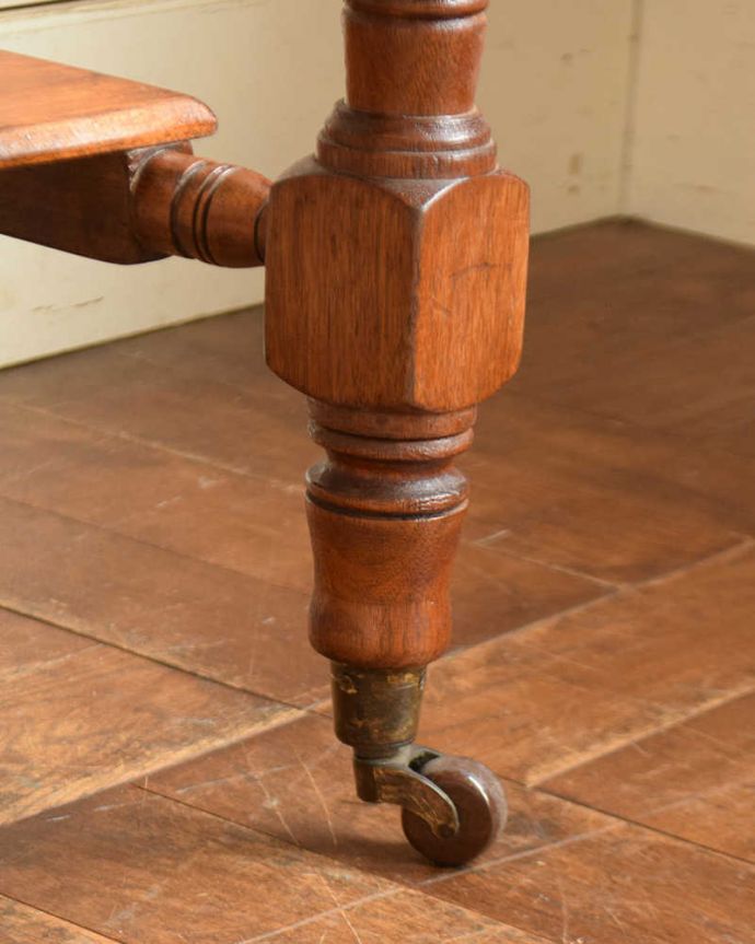 サイドボード　アンティーク家具　ピンクのタイルが可愛いウォッシュスタンド、サテンウッド材のアンティーク家具。女性1人でラクラク運べちゃうんです足先にはキャスターも付いています。(k-1894-f)