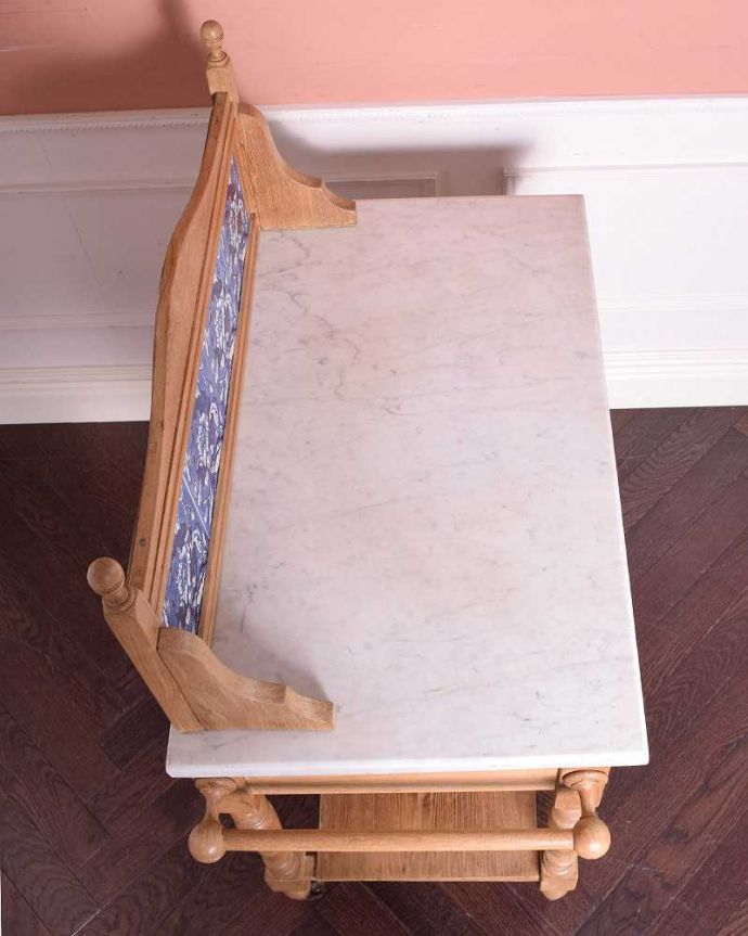 サイドボード　アンティーク家具　鮮やかなブルーのお花のタイルが付いたウォッシュスタンド、英国のアンティーク家具。天然大理石を使った贅沢な天板天板には女性の憧れ、天然の大理石が使われている贅沢な家具です。(k-1895-f)