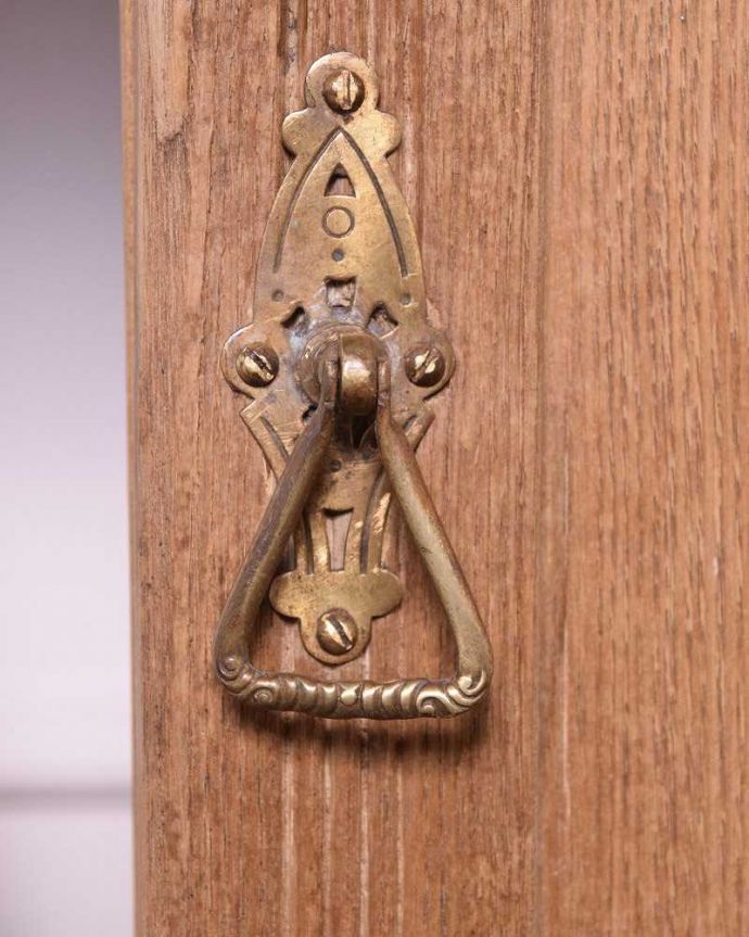 サイドボード　アンティーク家具　鮮やかなブルーのお花のタイルが付いたウォッシュスタンド、英国のアンティーク家具。扉の取っ手もステキアンティークらしい素敵なデザインが魅力。(k-1895-f)