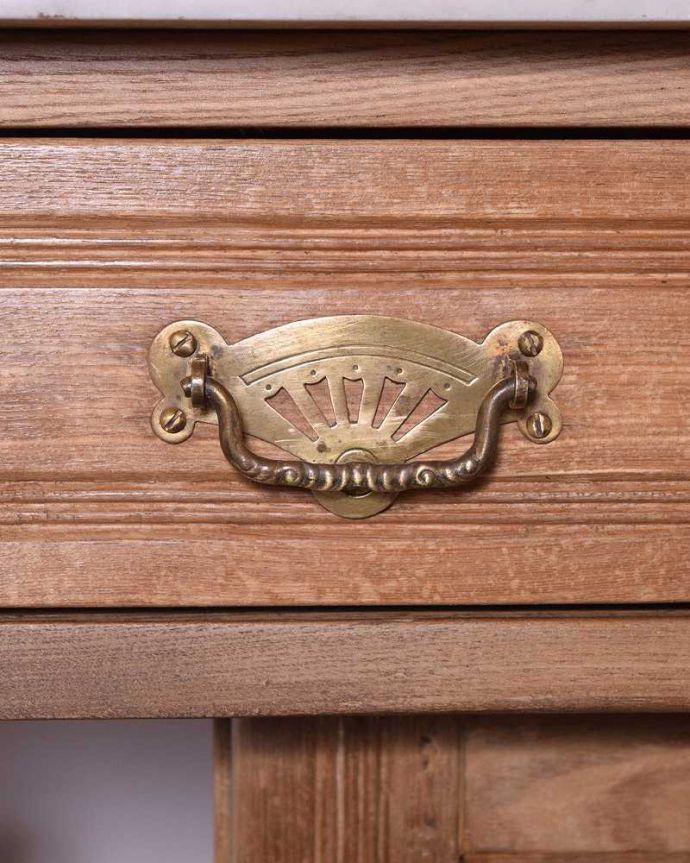 サイドボード　アンティーク家具　鮮やかなブルーのお花のタイルが付いたウォッシュスタンド、英国のアンティーク家具。開ける度になんだかワクワク引き出しの取っ手も可愛いデザイン。(k-1895-f)