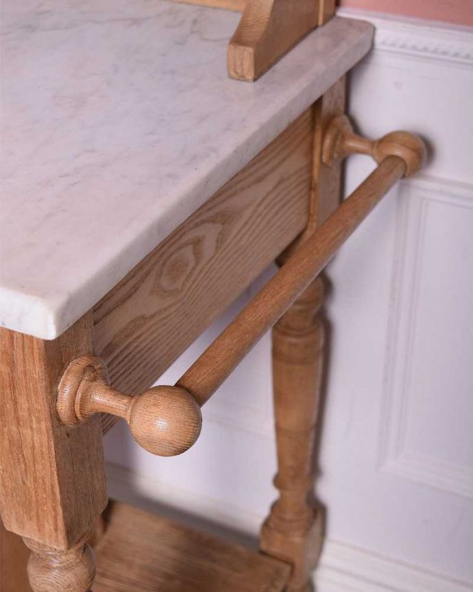 サイドボード　アンティーク家具　鮮やかなブルーのお花のタイルが付いたウォッシュスタンド、英国のアンティーク家具。タオルバーが付いています家具のサイドにはタオルを掛けていたタオルバーがキレイに残っていました。(k-1895-f)