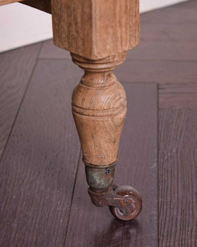 サイドボード　アンティーク家具　鮮やかなブルーのお花のタイルが付いたウォッシュスタンド、英国のアンティーク家具。女性1人でラクラク運べちゃうんです足先にはキャスターも付いています。(k-1895-f)