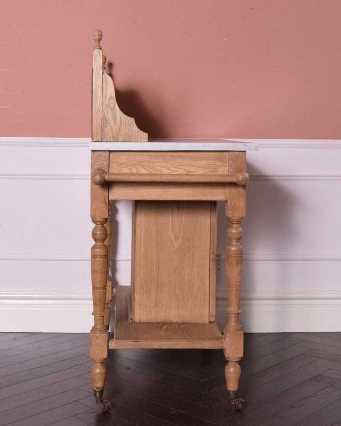 サイドボード　アンティーク家具　鮮やかなブルーのお花のタイルが付いたウォッシュスタンド、英国のアンティーク家具。横から見てもステキもちろん、横から見てもキレイに仕上がっています。(k-1895-f)