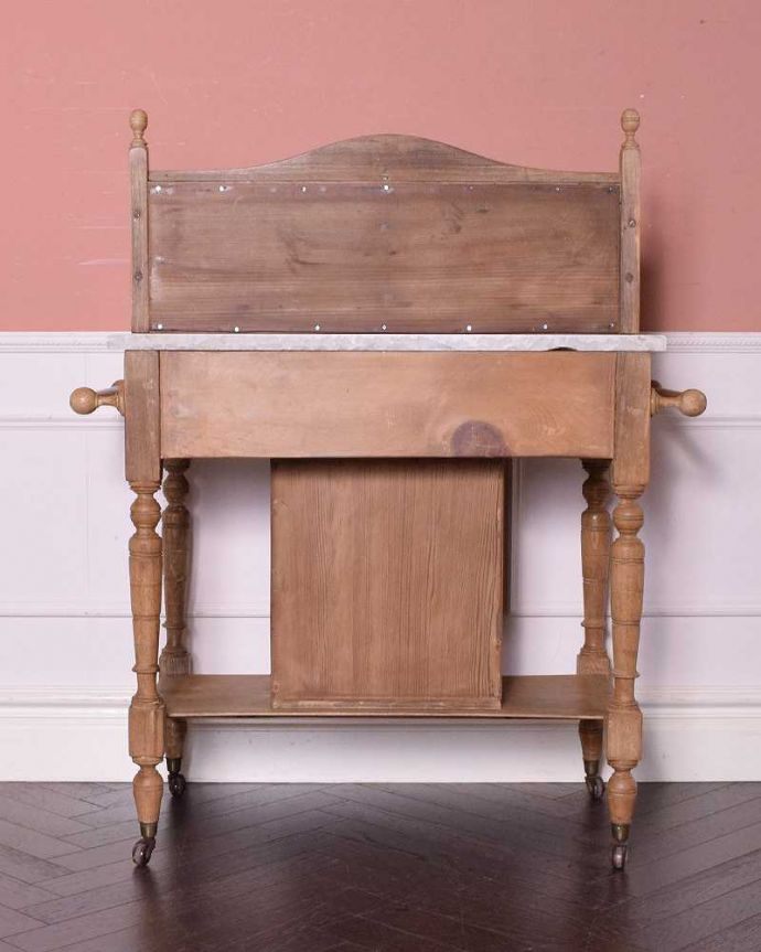 サイドボード　アンティーク家具　鮮やかなブルーのお花のタイルが付いたウォッシュスタンド、英国のアンティーク家具。キレイに修復しました！アンティークは新品ではないので、経年変化によるキズはありますが、専門の職人がキレイにお直しをしているので、後姿もキレイです。(k-1895-f)