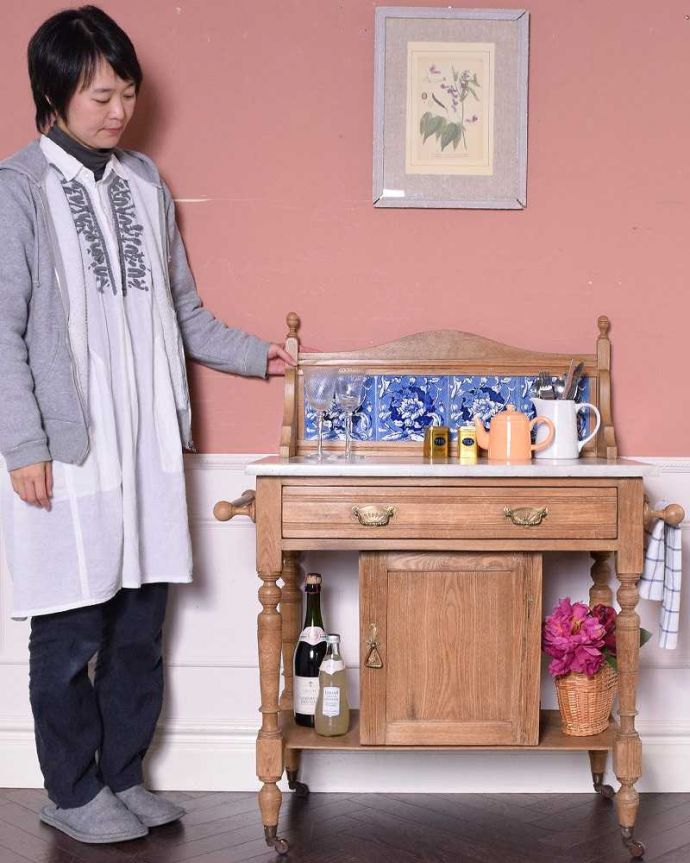 サイドボード　アンティーク家具　鮮やかなブルーのお花のタイルが付いたウォッシュスタンド、英国のアンティーク家具。アンティークでしか手に入らない家具まだ水道の発達していない時代に洗面所として必ず使われていたウォッシュスタンド。(k-1895-f)