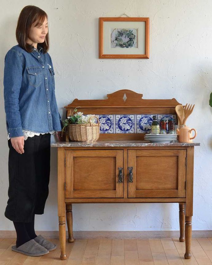 サイドボード アンティーク家具 アンティークならではの美しいタイルが魅力、英国輸入のウォッシュスタンド。現代、手に入れることが出来ないアンティークの家具まだ水道の発達していない時代に使われたウォッシュスタンド。(k-1896-f)