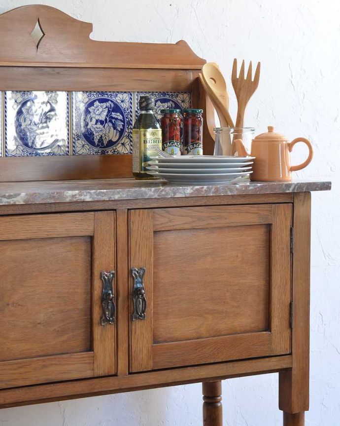 サイドボード アンティーク家具 アンティークならではの美しいタイルが魅力、英国輸入のウォッシュスタンド。昔の名残が美しく残っています天板に洗面器を置いて洗面台として使われていたウォッシュスタンド。(k-1896-f)