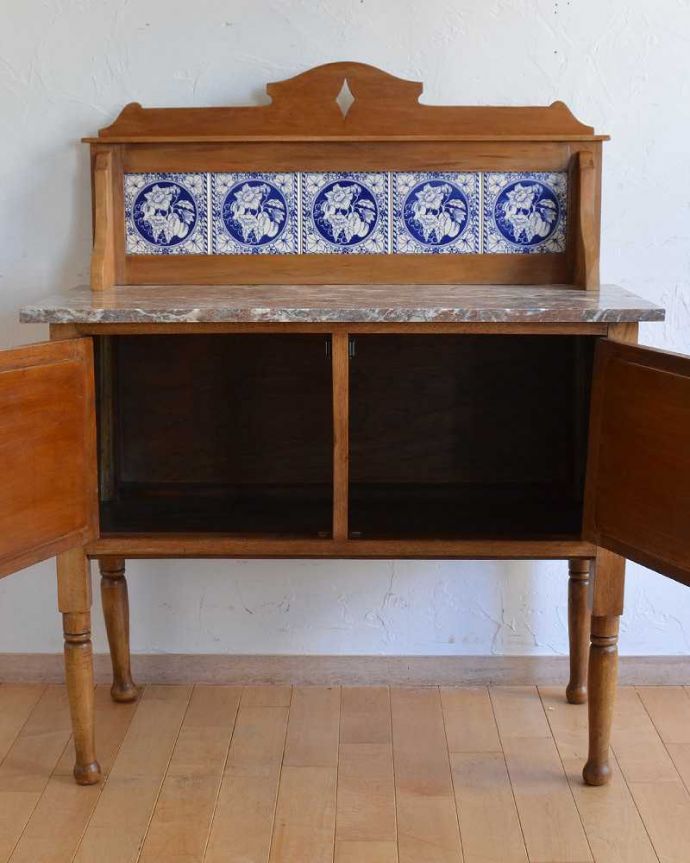 サイドボード アンティーク家具 アンティークならではの美しいタイルが魅力、英国輸入のウォッシュスタンド。扉を開いてみると…洗面器とジャグを収納していた扉の中。(k-1896-f)