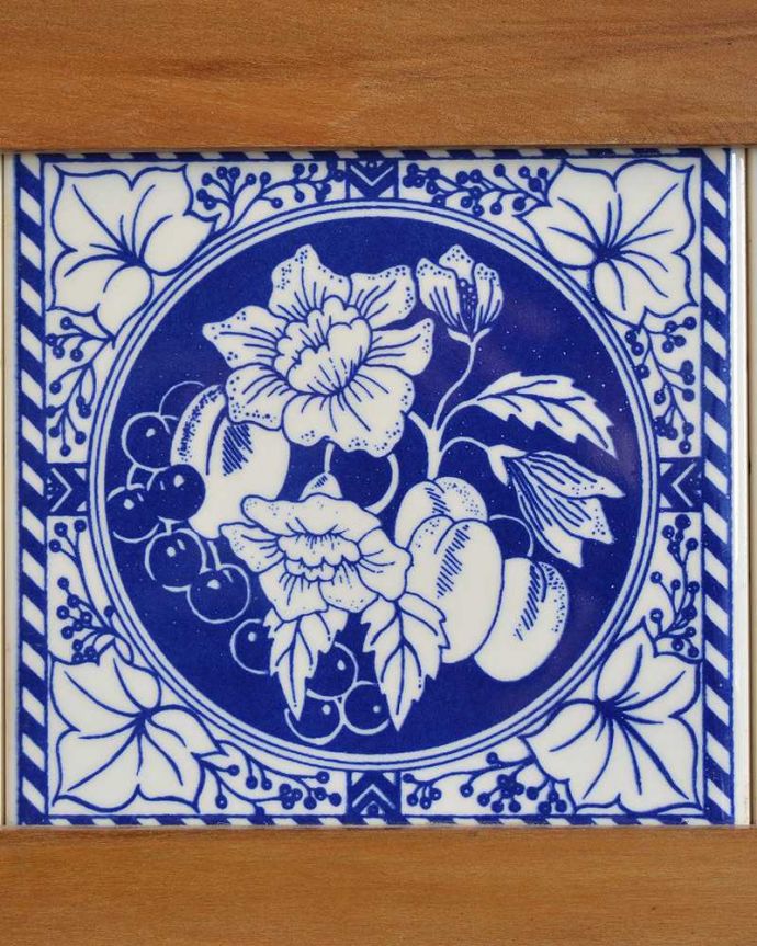 サイドボード アンティーク家具 アンティークならではの美しいタイルが魅力、英国輸入のウォッシュスタンド。アンティークのタイルの魅力昔のタイルは、今とは質も作り方も違うから、独特風合いと美しさを醸し出しています。(k-1896-f)