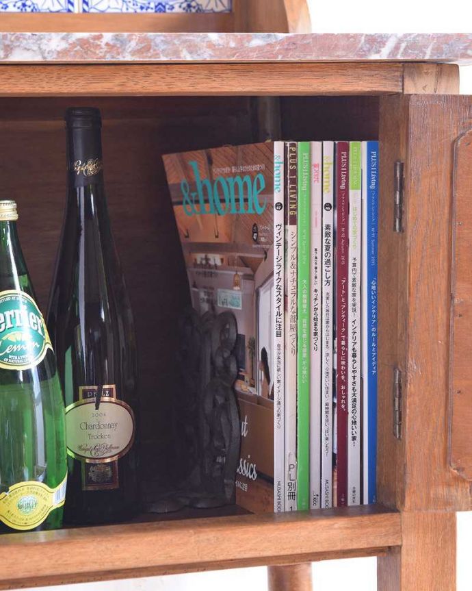 サイドボード アンティーク家具 アンティークならではの美しいタイルが魅力、英国輸入のウォッシュスタンド。雑誌も収納出来る実力派A4サイズの雑誌も立てて収納できるから、いろんな場所で便利に使って下さい。(k-1896-f)