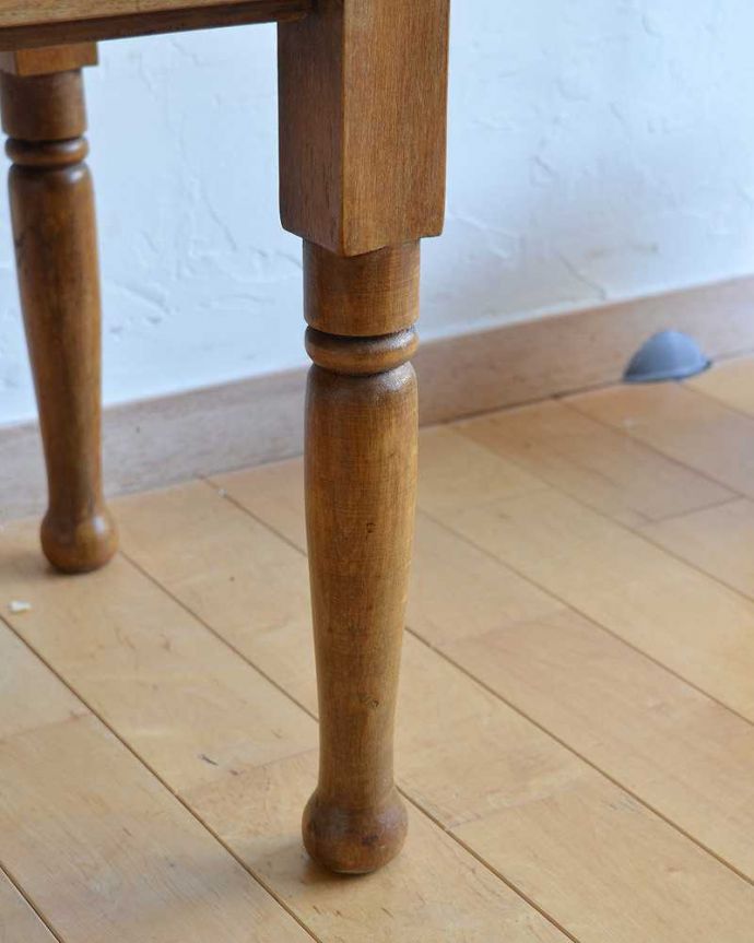 サイドボード アンティーク家具 アンティークならではの美しいタイルが魅力、英国輸入のウォッシュスタンド。女性1人でラクラク運べちゃうんですHandleのアンティークは、脚の裏にフェルトキーパーをお付けしています。(k-1896-f)