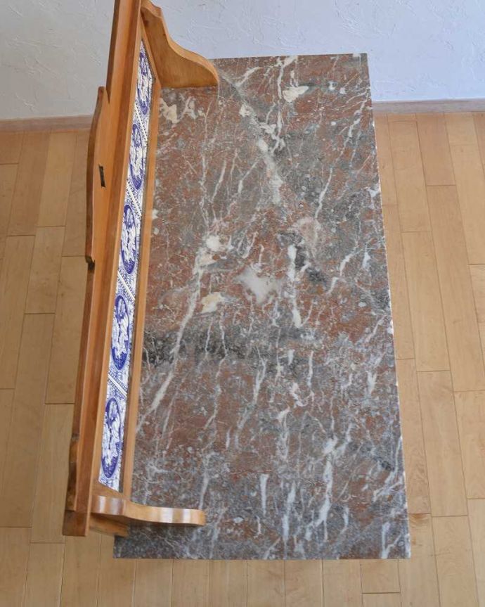 サイドボード アンティーク家具 アンティークならではの美しいタイルが魅力、英国輸入のウォッシュスタンド。天然木タイプで使いやすい天板家具として使いやすい木製タイプの天板。(k-1896-f)