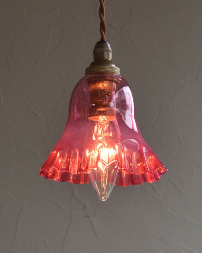ペンダントライト　照明・ライティング　クランベリー色のアンティークペンダントライト（コード・シャンデリア電球・ギャラリーなし）。。(k-1896-z)
