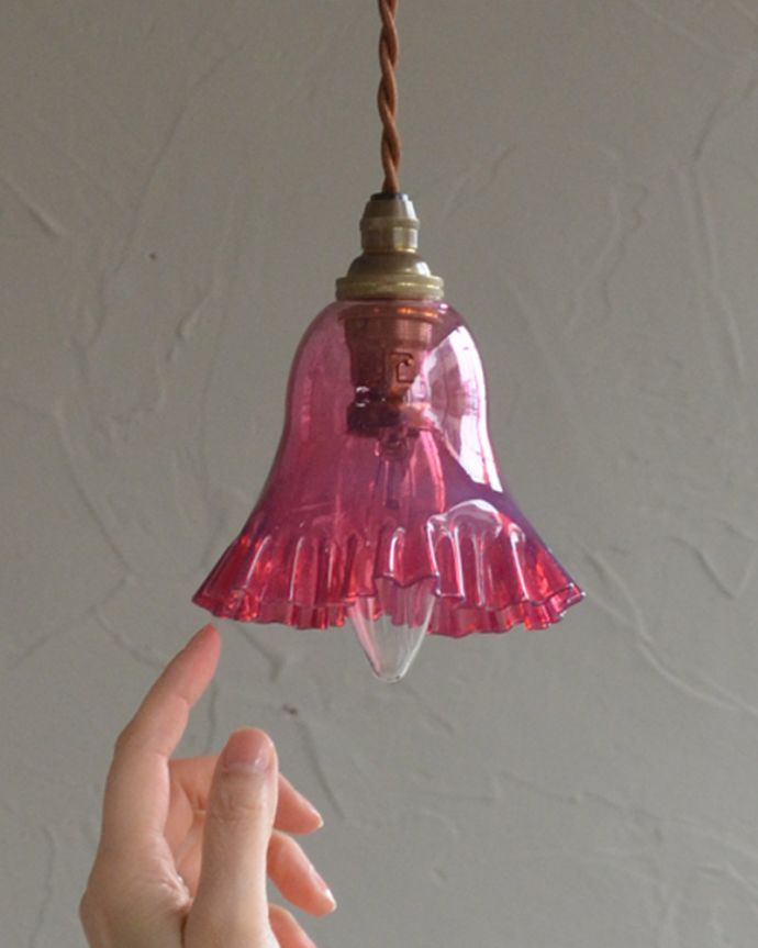 ペンダントライト　照明・ライティング　クランベリー色のアンティークペンダントライト（コード・シャンデリア電球・ギャラリーなし）。。(k-1896-z)