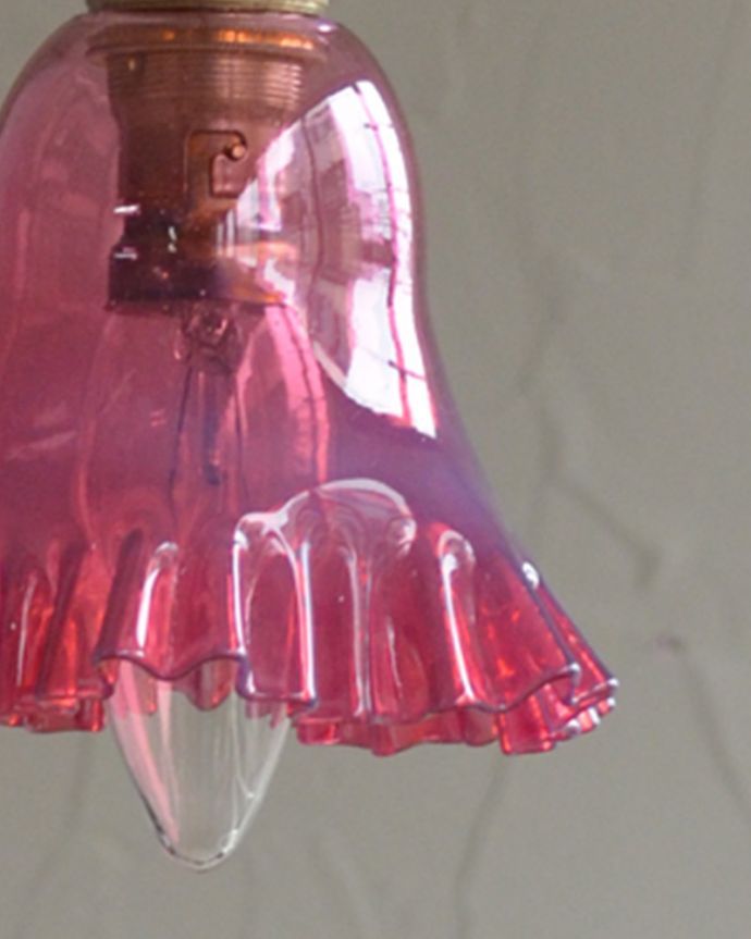 ペンダントライト　照明・ライティング　クランベリー色のアンティークペンダントライト（コード・シャンデリア電球・ギャラリーなし）。。(k-1896-z)