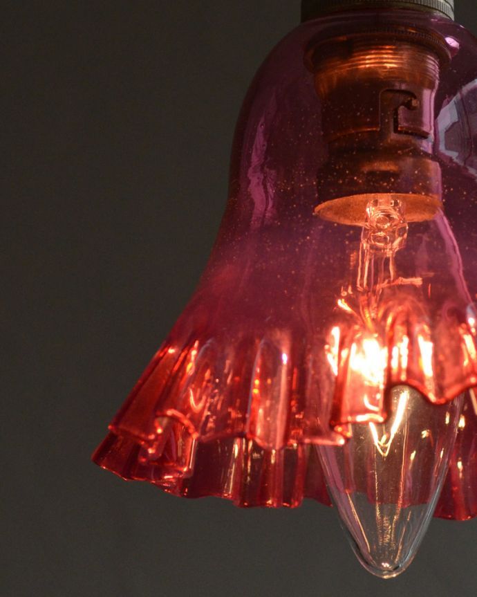 ペンダントライト　照明・ライティング　クランベリー色のアンティークペンダントライト（コード・シャンデリア電球・ギャラリーなし）。。(k-1896-z)