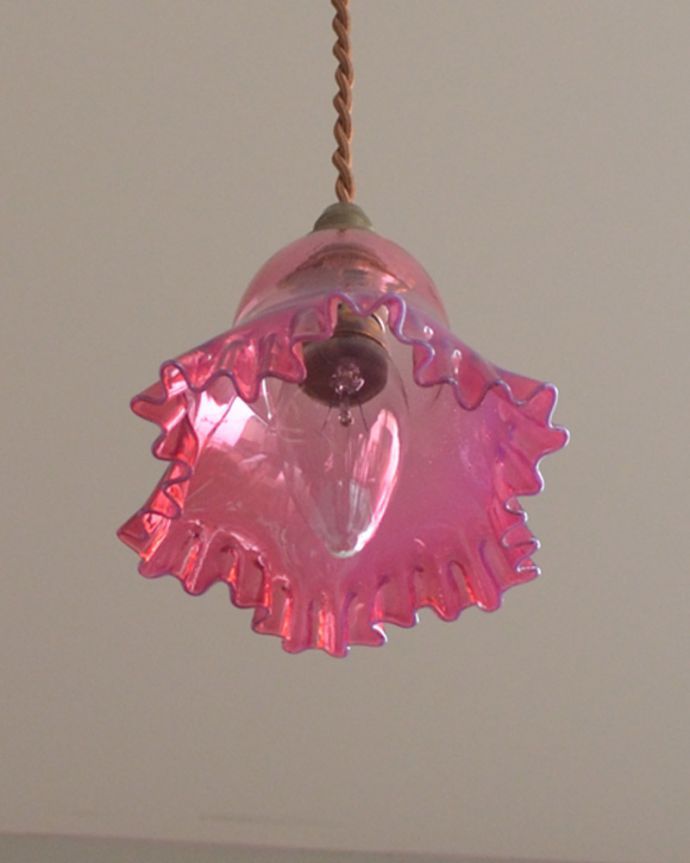 ペンダントライト　照明・ライティング　クランベリー色のアンティークペンダントライト（コード・シャンデリア電球・ギャラリーなし）。。(k-1896-z)