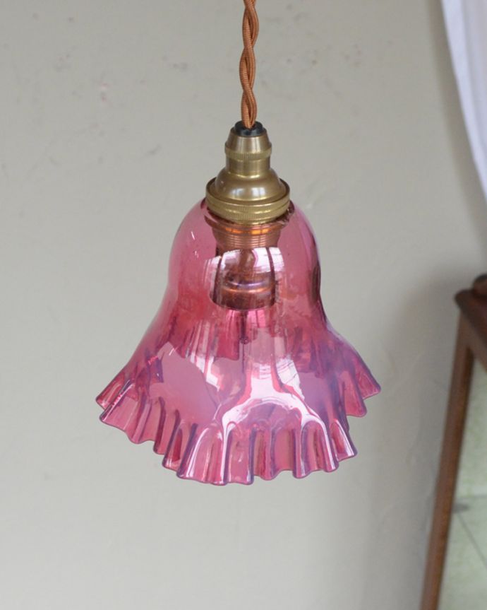 ペンダントライト　照明・ライティング　クランベリー色のアンティークペンダントライト（コード・シャンデリア電球・ギャラリーなし）。。(k-1896-z)