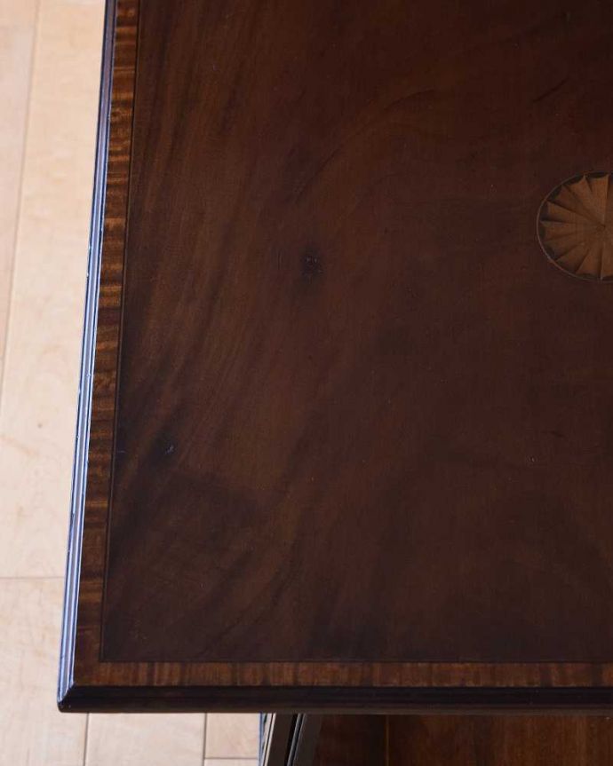 アンティークのテーブル　アンティーク家具　ワンポイントの象嵌が上品な英国家具、高級感あるマホガニー材のオケージョナルテーブル。天板の周りのデザインもステキ天板の周りのカッティングも美しいんです。(k-1897-f)