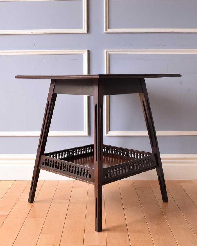 アンティークのテーブル　アンティーク家具　ワンポイントの象嵌が上品な英国家具、高級感あるマホガニー材のオケージョナルテーブル。こちら側も、もちろんキレイです！アンティークは新品ではないので、もちろん経年変化によるキズはありますが、専門の職人がキレイにお直しをしているので、どの角度から見てもキレイです。(k-1897-f)