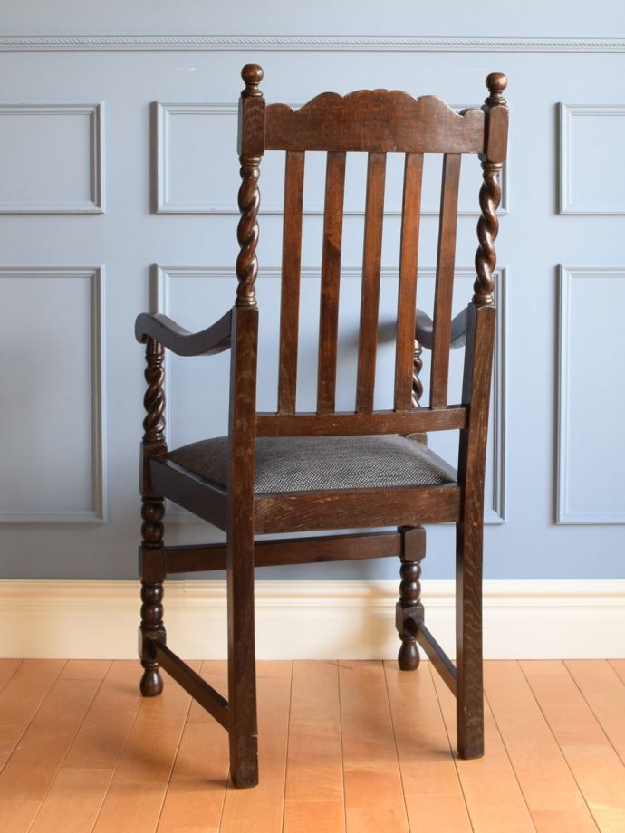 アンティークチェアの後ろ姿