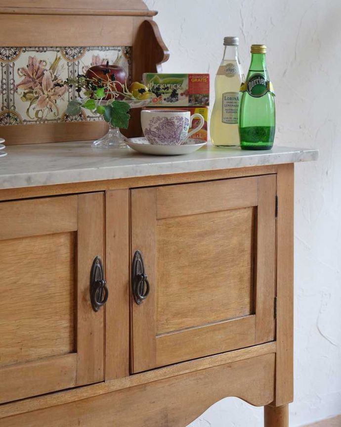 サイドボード　アンティーク家具　ユリのタイルが華やかなウォッシュスタンド、サテンウッド材のアンティーク家具。タイルと天然大理石の美しいコラボ洗面器を置いて顔や手を洗う用に使っていた家具には、水が弾いてもいいようにタイルと天然大理石の贅沢な素材が使われています。(k-1898-f)