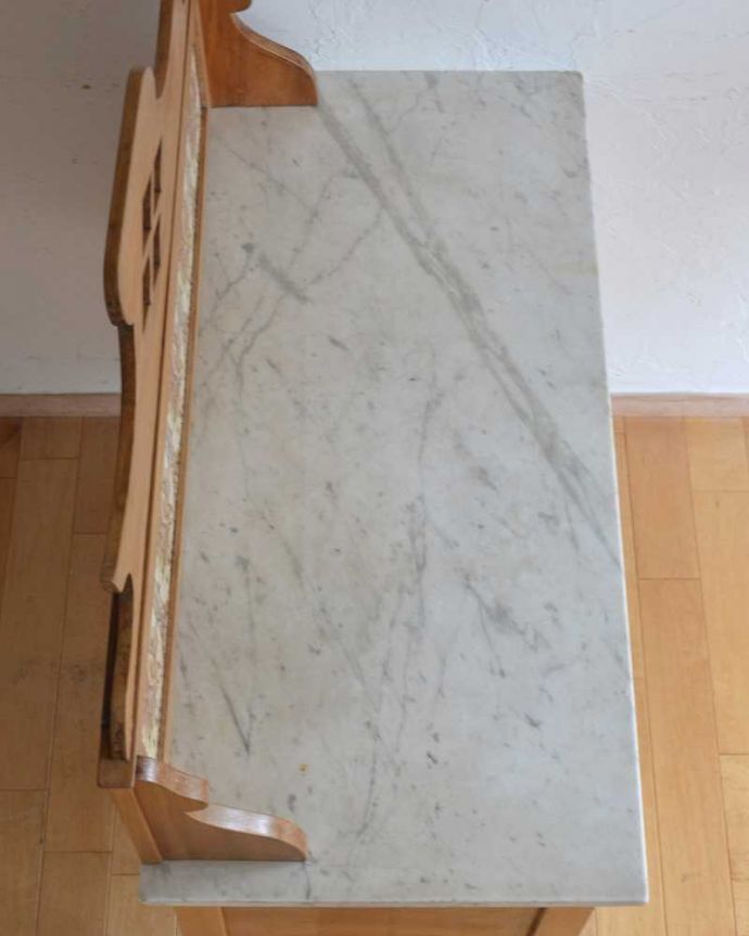 サイドボード　アンティーク家具　ユリのタイルが華やかなウォッシュスタンド、サテンウッド材のアンティーク家具。天然大理石を使った贅沢な天板天板には女性の憧れ、天然の大理石が使われている贅沢な家具です。(k-1898-f)