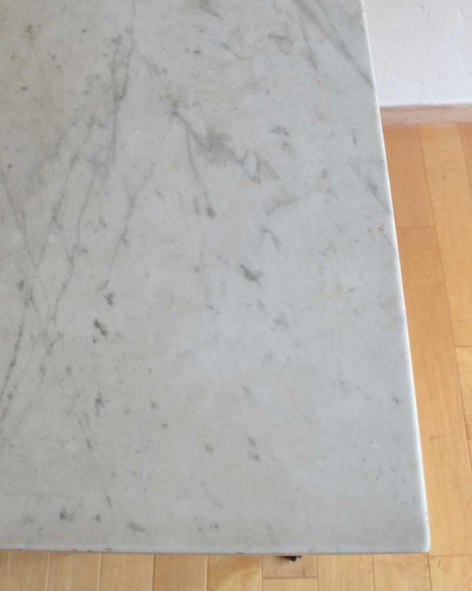 サイドボード　アンティーク家具　ユリのタイルが華やかなウォッシュスタンド、サテンウッド材のアンティーク家具。コンディションもバッチリ！天然大理石はコンディションが一番大事なポイント。(k-1898-f)