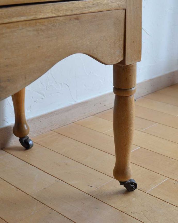 サイドボード　アンティーク家具　ユリのタイルが華やかなウォッシュスタンド、サテンウッド材のアンティーク家具。女性1人でラクラク運べちゃうんです足先にはキャスターも付いています。(k-1898-f)