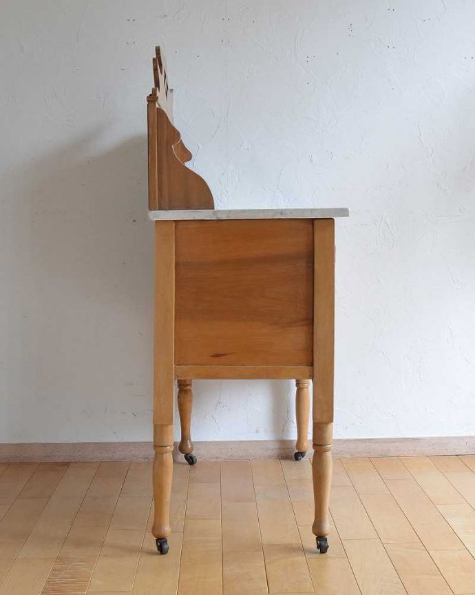 サイドボード　アンティーク家具　ユリのタイルが華やかなウォッシュスタンド、サテンウッド材のアンティーク家具。横から見てもステキもちろん、横から見てもキレイに仕上がっています。(k-1898-f)