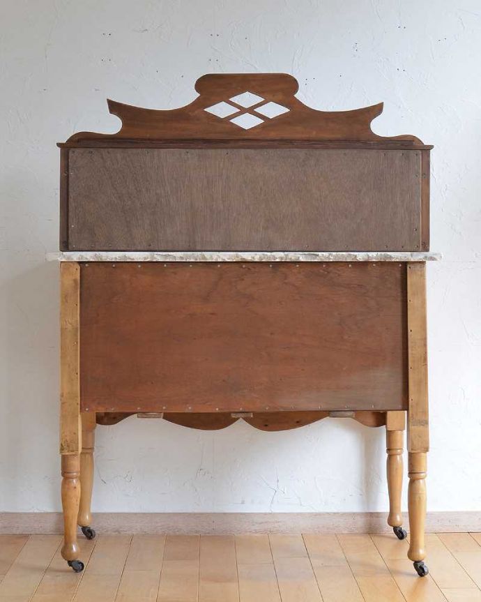 サイドボード　アンティーク家具　ユリのタイルが華やかなウォッシュスタンド、サテンウッド材のアンティーク家具。キレイに修復しました！アンティークは新品ではないので、経年変化によるキズはありますが、専門の職人がキレイにお直しをしているので、後姿もキレイです。(k-1898-f)