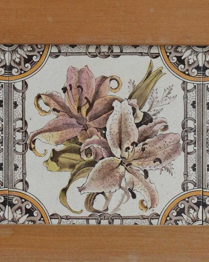 サイドボード　アンティーク家具　ユリのタイルが華やかなウォッシュスタンド、サテンウッド材のアンティーク家具。アンティークだけが持つ独特の風合い美しい模様のアンティークタイルにうっとり･･･年月を経たアンティークタイルだけが持つ魅力を楽しんでください。(k-1898-f)