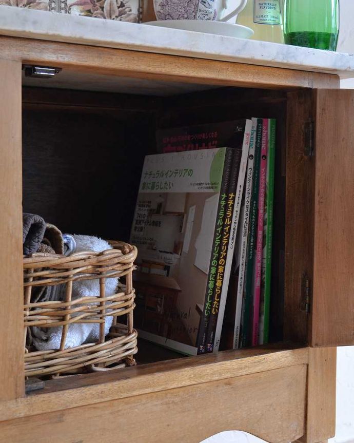 サイドボード　アンティーク家具　ユリのタイルが華やかなウォッシュスタンド、サテンウッド材のアンティーク家具。雑誌も収納出来る実力派A4サイズの雑誌も立てて収納できるから、いろんな場所で便利に使って下さい。(k-1898-f)