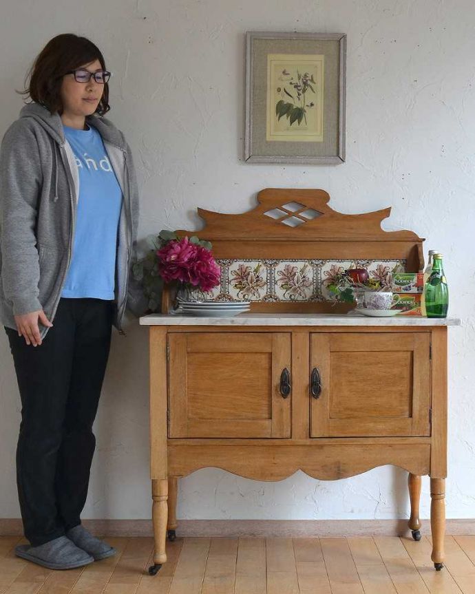 サイドボード　アンティーク家具　ユリのタイルが華やかなウォッシュスタンド、サテンウッド材のアンティーク家具。アンティークでしか手に入らない家具まだ水道の発達していない時代に洗面所として必ず使われていたウォッシュスタンド。(k-1898-f)