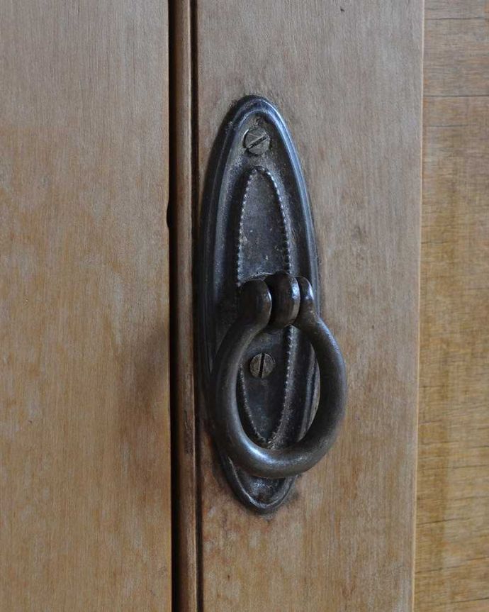 サイドボード　アンティーク家具　ユリのタイルが華やかなウォッシュスタンド、サテンウッド材のアンティーク家具。扉の取っ手もステキアンティークらしい素敵なデザインが魅力。(k-1898-f)