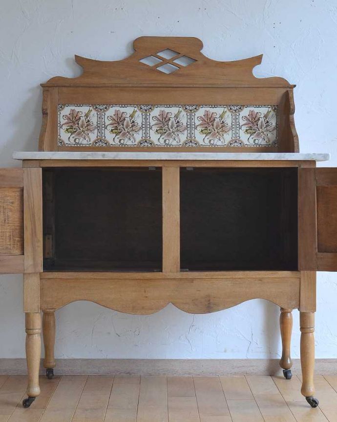 サイドボード　アンティーク家具　ユリのタイルが華やかなウォッシュスタンド、サテンウッド材のアンティーク家具。扉を開いた中もキレイです。(k-1898-f)