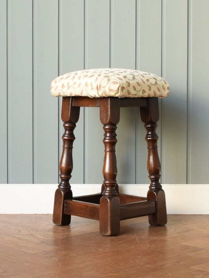 アンティークスツールの側面