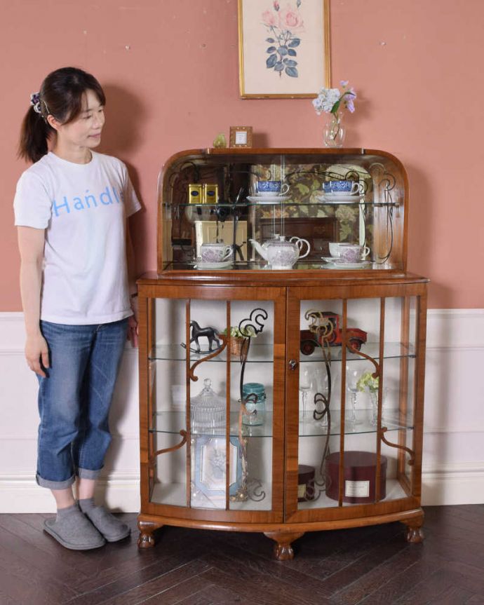 アンティークのキャビネット アンティーク家具 高級感があるミラー付英国家具、アンティークディスプレイキャビネット(カクテルキャビネット)。キラキラな毎日が過ごせるガラスのキャビネットガラス面に描かれたキラキラの絵が美しいガラスのキャビネット。(k-1900-f)