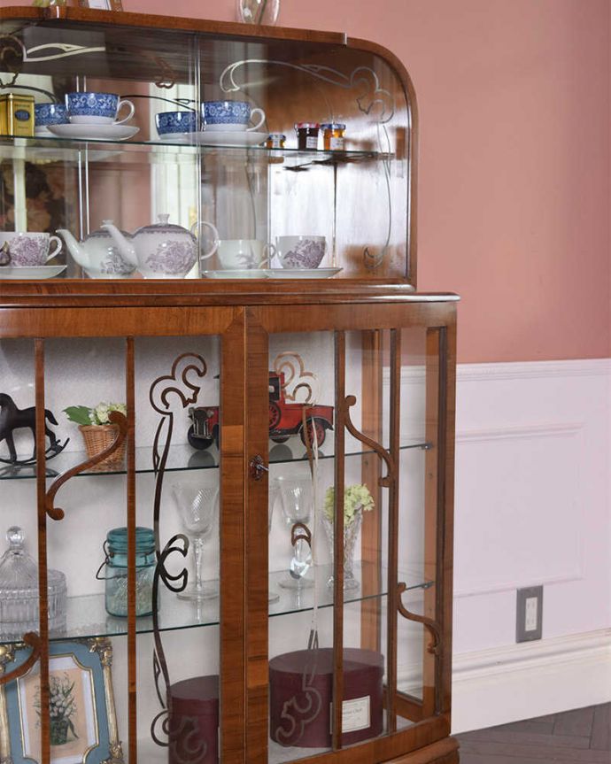 アンティークのキャビネット アンティーク家具 高級感があるミラー付英国家具、アンティークディスプレイキャビネット(カクテルキャビネット)。ガラスに描かれたキラキラ輝く絵キラキラに輝く絵が描かれたガラス扉越しに中をのぞくと、中に入れたものが全部が宝物に見えてきます。(k-1900-f)