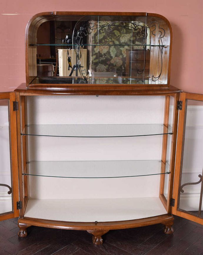 アンティークのキャビネット アンティーク家具 高級感があるミラー付英国家具、アンティークディスプレイキャビネット(カクテルキャビネット)。扉を開けて中を見てみると…背板は新しい生地に張り替えました。(k-1900-f)
